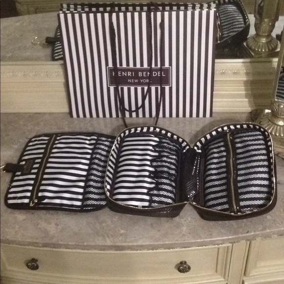 henri bendel Handbags - Henri Bendel hanging makeup bag